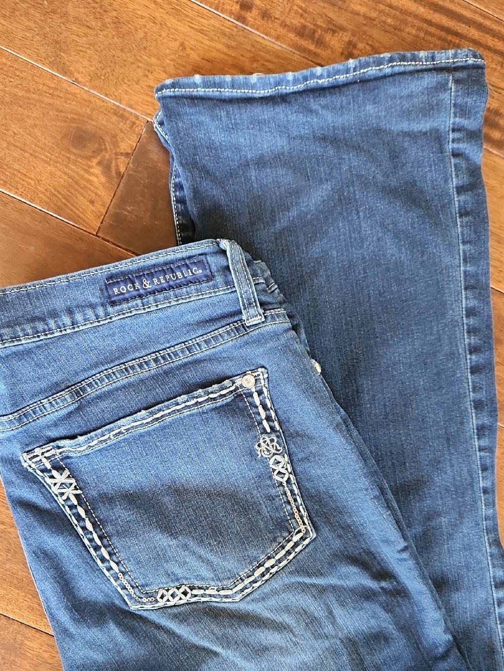 Rock & Republic 36x32 Flared Jeans with White Stitching Rhinestones